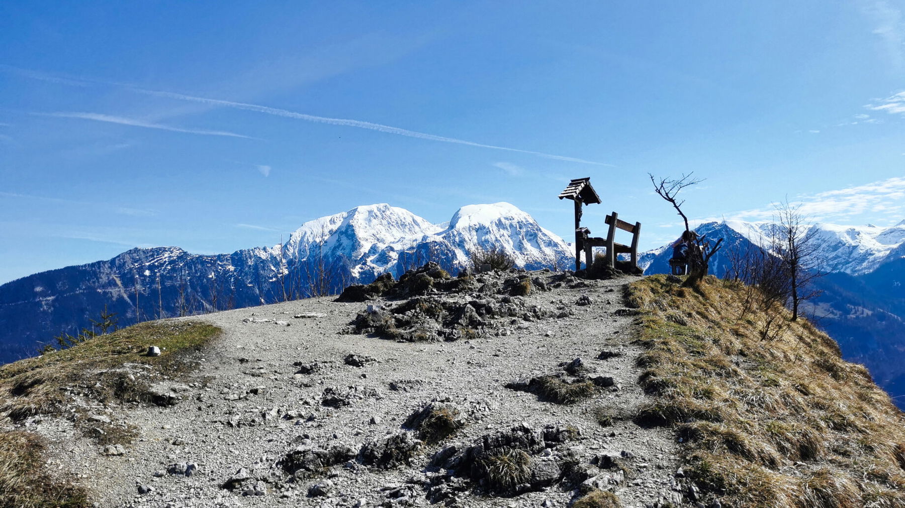 Sitzbänke am Gipfel mit Blick zum Hoch Göll. Foto: Tina Lin