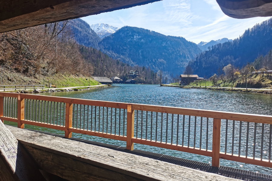 Auf der Holzbrücke am Königssees. Foto: Tina Lin