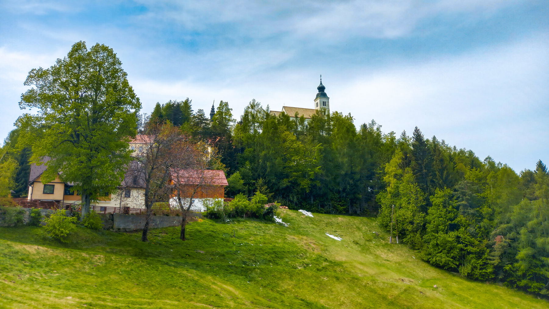 Blick zur Kirche. Foto: Martina Friesenbichler