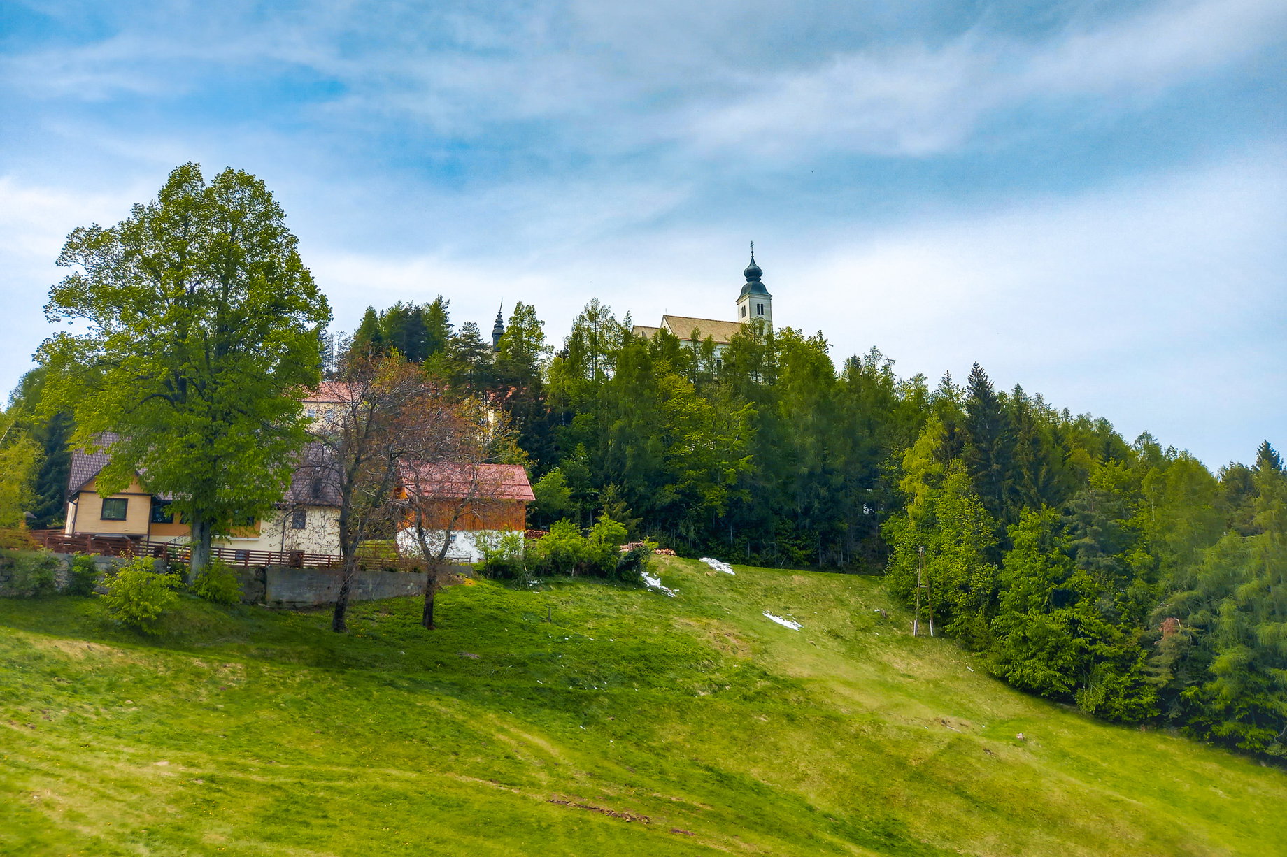 Blick zur Kirche. Foto: Martina Friesenbichler