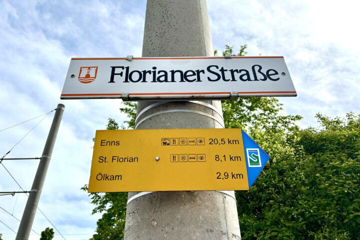 Wanderstart - über Wiesen und Felder nach Ölkam. Foto Veronika Schöll