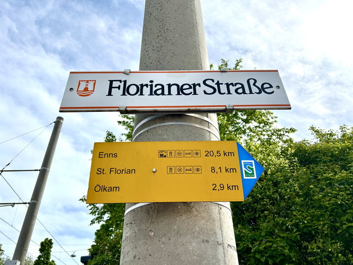 Wanderstart - über Wiesen und Felder nach Ölkam. Foto Veronika Schöll