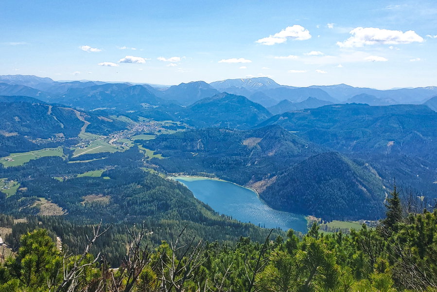 Blick vom Gipfel auf den Erlaufsee (mein nächstes Ziel) und Richtung Mariazell. Foto: Linda Prähauser