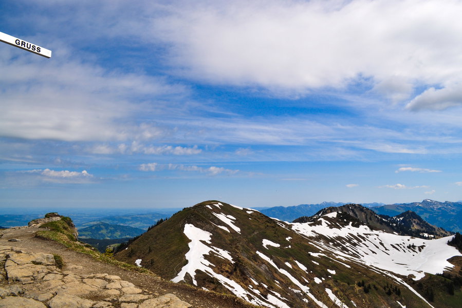 Blick von Mörzelspitze über weiteren Wegverlauf, Hangspitze ganz rechts vorne. Foto: Norman und Lisa