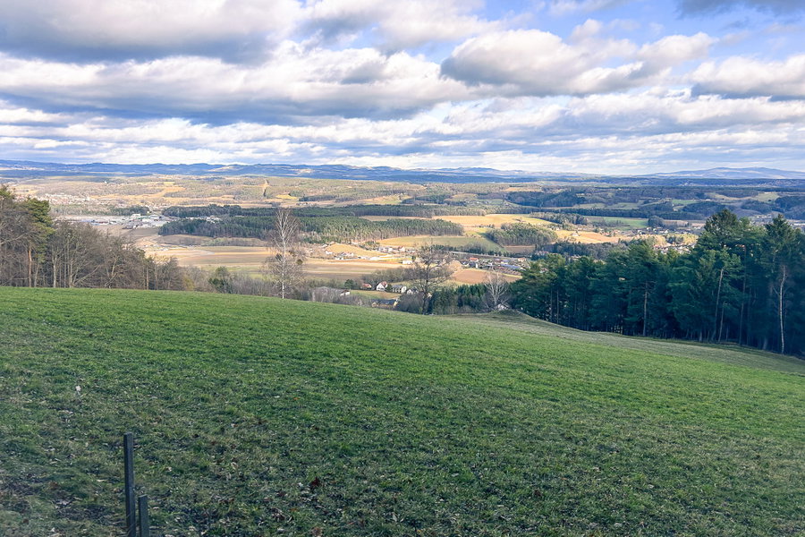 Der Ausblick im Abstieg Richtung Osten ins Burgenland. Foto: David Kurz