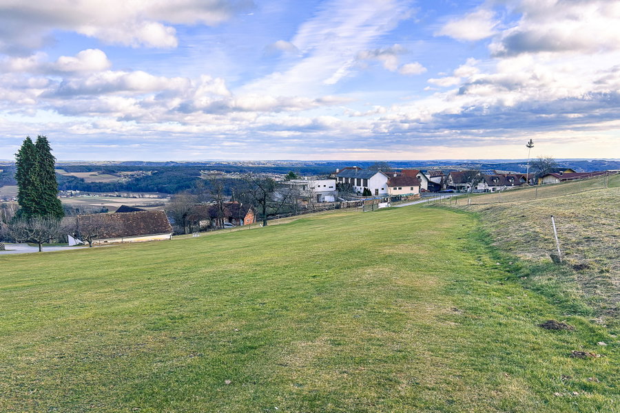 Der Abstieg führt mitten durch einen Golfplatz. Foto: David Kurz
