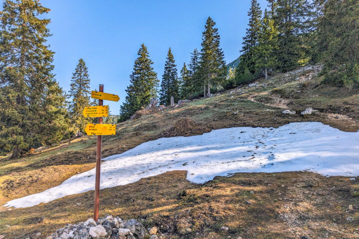 Wegweiser auf dem Hochplateau des Untersberg. Fotos: Maresa Brandner