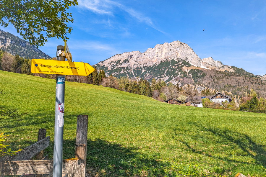 Hinweistafel und Rückblick auf den heutigen Gipfel. Foto: Maresa Brandner