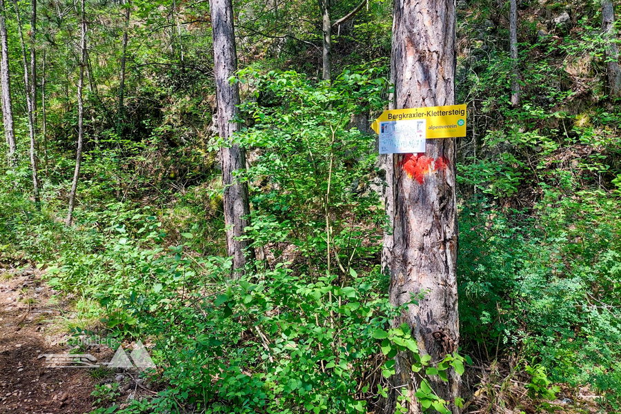 Wegweiser zum Bergkraxlersteig mit Topo. Foto: Alice Frischherz