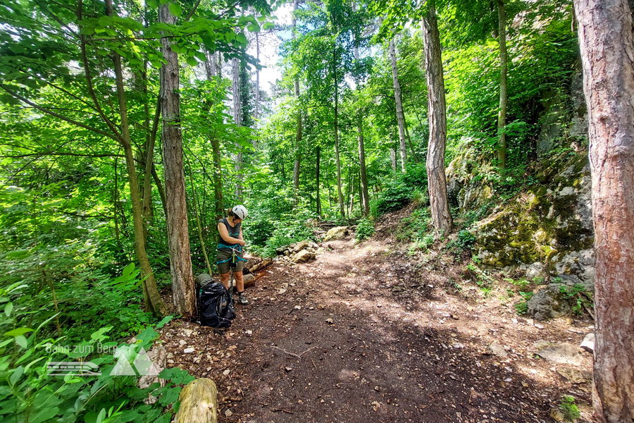 Platz zum Anziehen beim Einstieg des Bergkraxlersteigs. Foto: Alice Frischherz