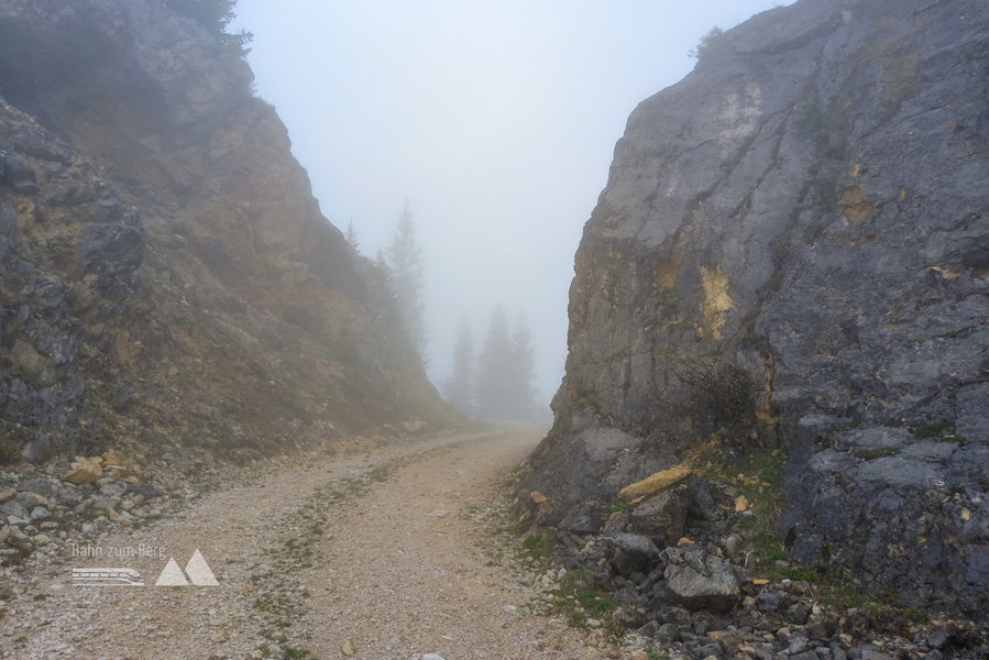 Unmittelbar nach dem Felsdurchbruch beginnt die zweite Aufstiegsmöglichkeit. Ein Steinmandl auf der rechten Seite des Weges markiert den Einstieg. Foto: Martina Friesenbichler