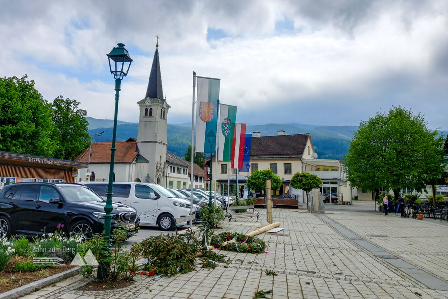 Mitterdorf am 1. Mai. Der Baum, der nicht Maibaum sein sollte oder wollte. Foto: Martina Friesenbichler