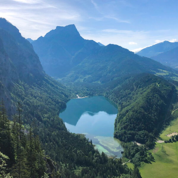 Im Aufstieg sieht man schön auf den See hinunter. Hinter dem See zeigt sich der Pfaffenstein. Foto: Anna, POW AT