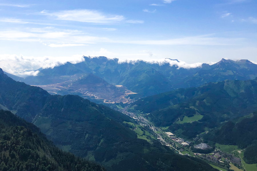 Von oben sieht man schön auf die Stadt Eisenerz hinunter. In der Bildmitte ganz markant der Erzberg, dahinter - etwas in Wolken gehüllt - der Eisenerzer Reichenstein. Foto: Anna, POW AT