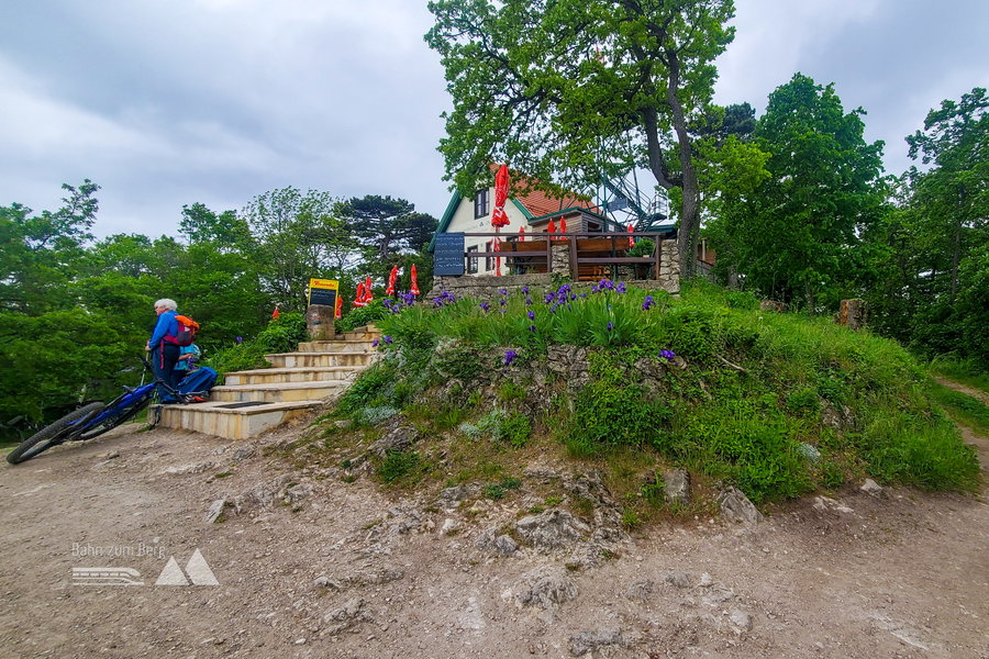 Vorbei an der Rudolf-Proksch-Hütte Richtung Anninger und Anninger Schutzhaus. Foto: Linda Prähauser