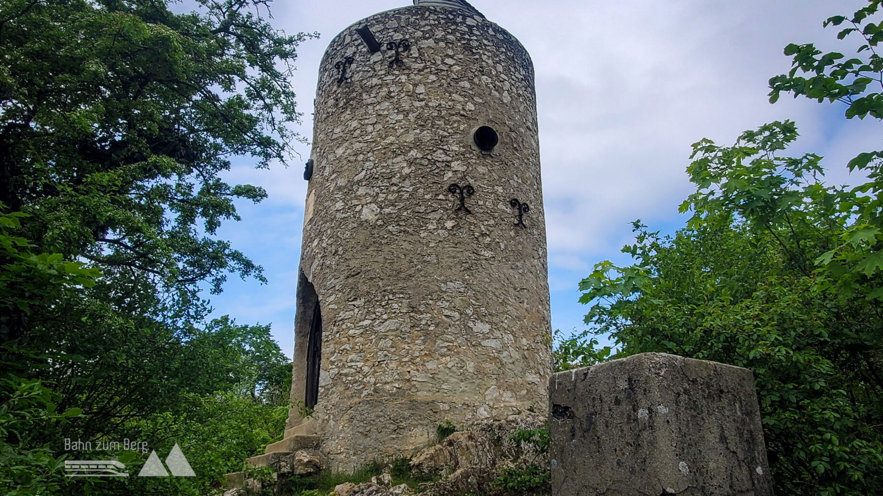 Blick auf die Wilhelmswarte. Hinter der Warte gehe ich einen steileren Weg hinunter Richtung Anninger Schutzhaus. Foto: Linda Prähauser
