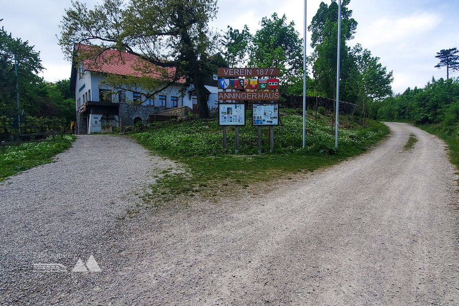 Anninger-Schutzhaus – der rechte Weg führt zur Jubiläumswarte. Foto: Linda Prähauser