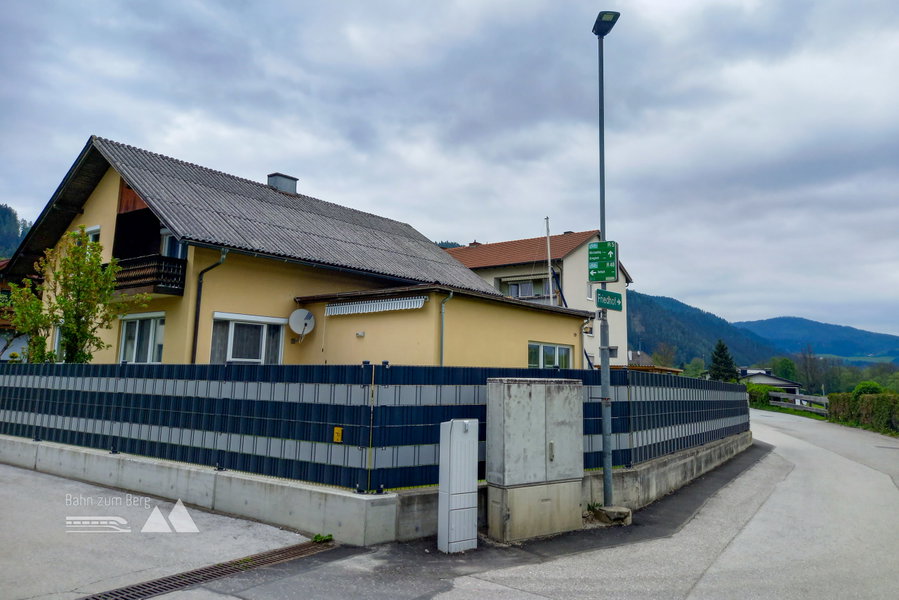 Abzweigung Rote-Kreuz-Straße. Links abbiegen und der Beschilderung R48 folgen. Foto: Martina Friesenbichler