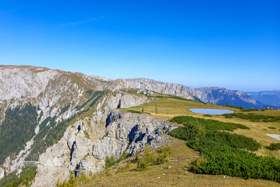 Windgrube mit Blick zur Mitteralm. Foto: Martina Friesenbichler