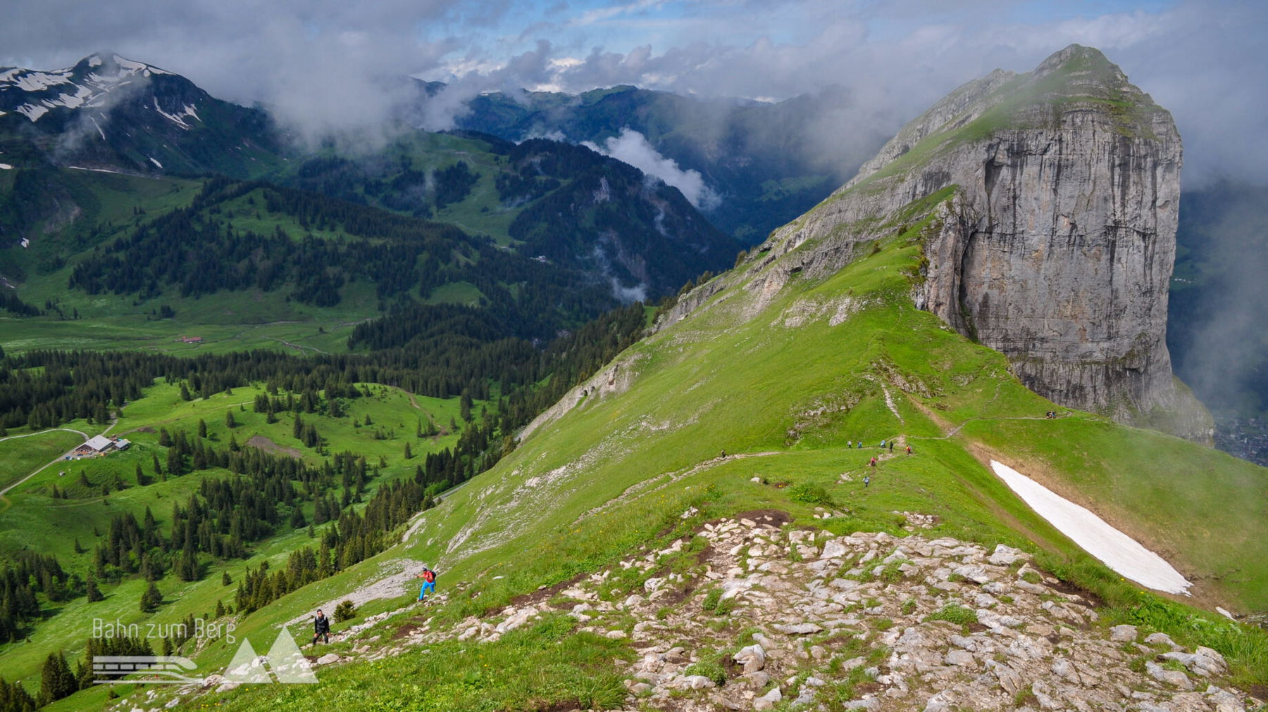 Blick vom Gipfel, links der Hohe Stoß, rechts die Wurzachalpe. Foto: Norman und Lisa