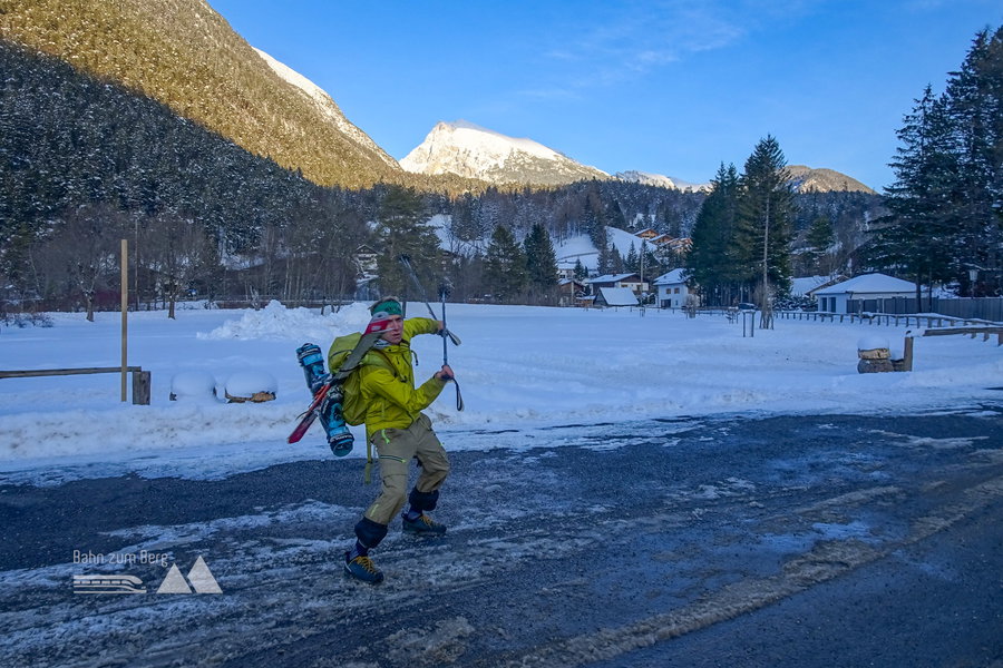 Am Heimweg blicken wir nochmals zurück auf den Gipfel. Foto: Simon Widy