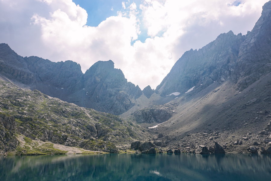Der Laserzsee. Im Hintergrund die Gamsköpfe (links), das Laserztörl (mittig) und der Wilde Sender mit dem Seekofel daneben (links). Foto: Anna, POW AT