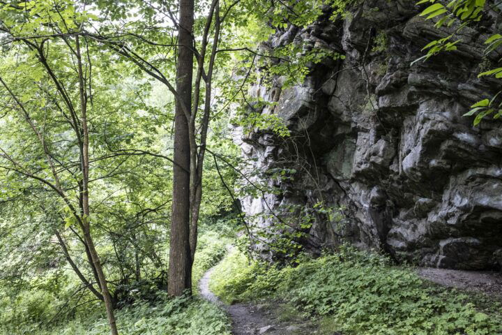 Über die Holzbrücke und dann an den Felsen entlang (Klettergarten). Fotos: Birgit Reiter
