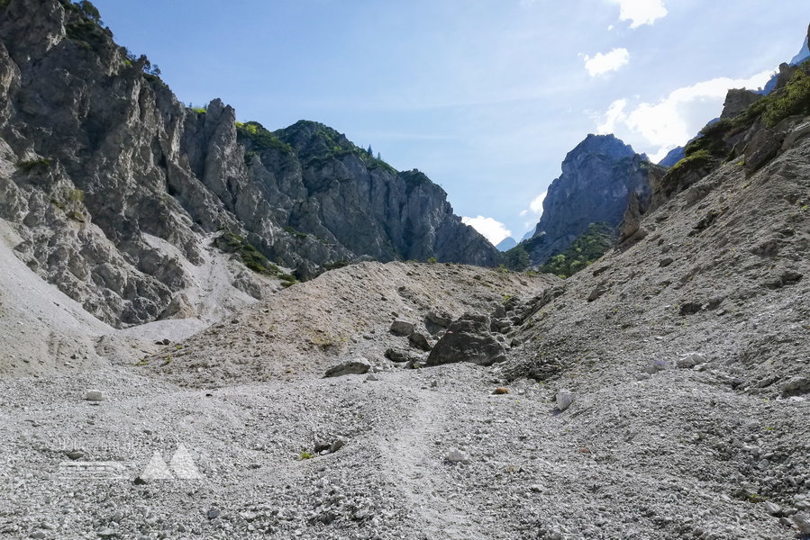 Die Scharte, wo wir "drüber müssen", sehen wir schon von weit unten. Foto: Anna, POW AT