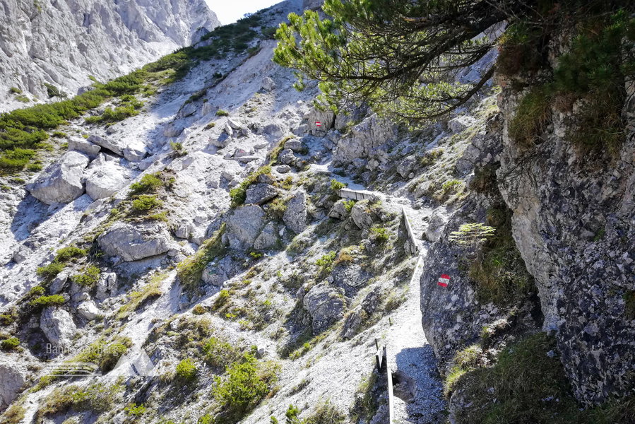 Aufgrund der vielen Murgänge nach Starkniederschlagsereignissen sind die Wegwarte im Gseng besonders gefordert. Als wir die Tour gehen, ist der Weg in bestem Zustand! Foto: Anna, POW AT