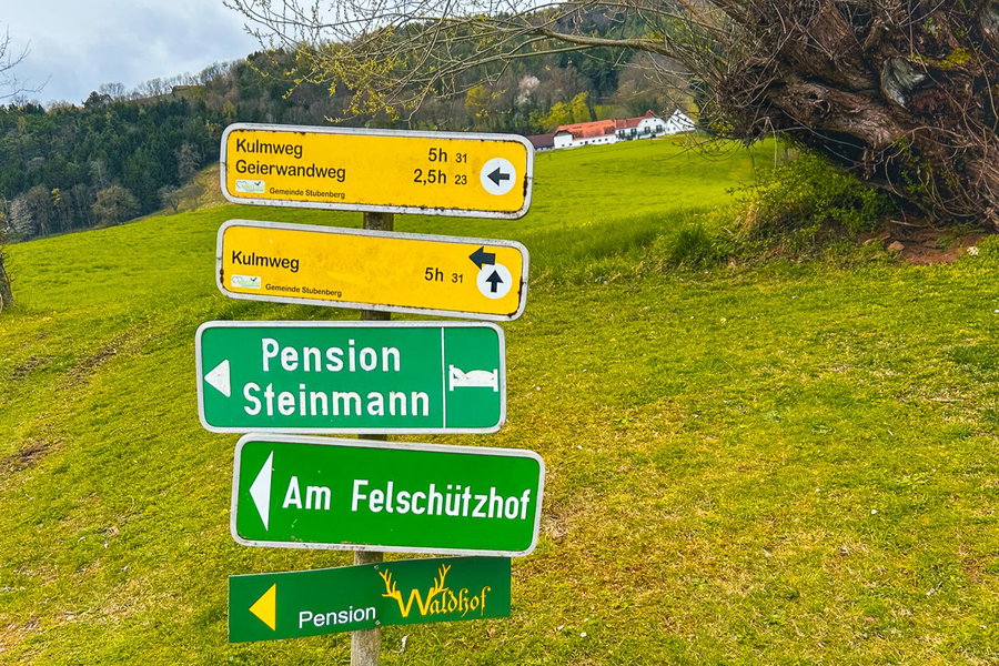 Wegweiser nach dem Hochsitz im Aufstieg. Foto: David Kurz