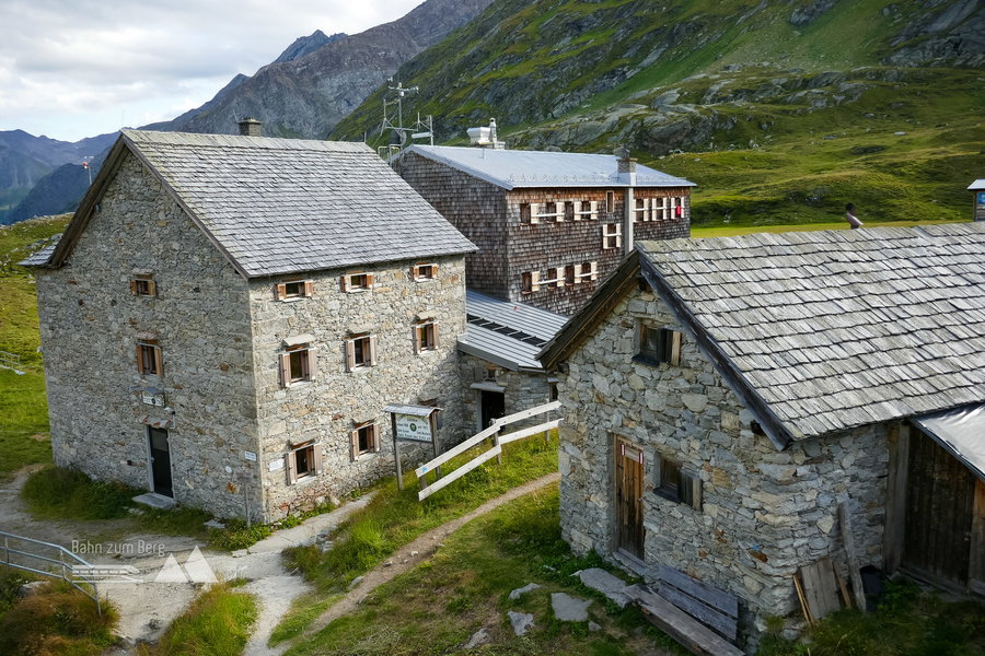 Die Essener-Rostocker Hütte inkl. Nebenbauten. Die eigentliche Hütte ist jene mit den Holzschindeln und dem Blechdach. Foto: POW AT
