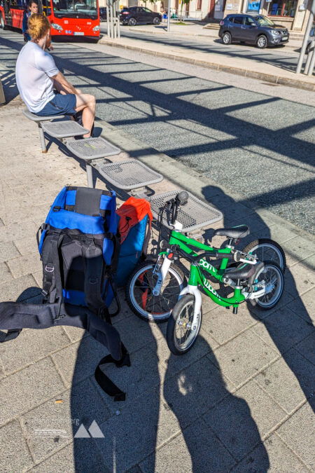 Am Hauptbahnhof Berchtesgaden warten wir auf den Bus, der uns zum Hintersee bringt; Die Bushaltestelle “Auzinger”. Hier steigen wir aus. Fotos: Maresa Brandner