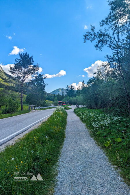 Rückblick zur Bushaltestelle Auzinger und Blick nach vorne in Richtung dem heutigen Ziel. Foto: Maresa Brandner