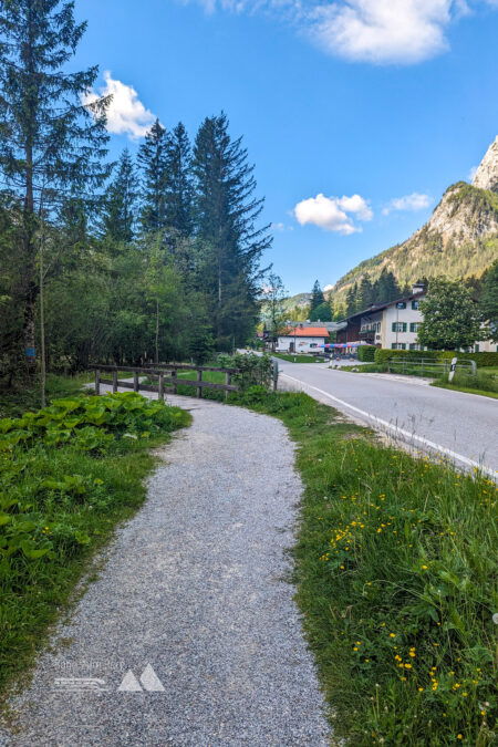 Rückblick zur Bushaltestelle Auzinger und Blick nach vorne in Richtung dem heutigen Ziel. Foto: Maresa Brandner
