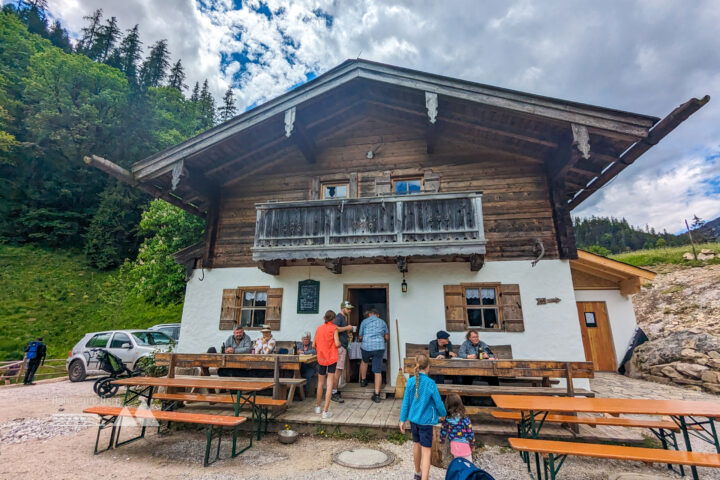 Oben auf der Alm angekommen, mit Brotzeit, Kühen und Blick Richtung Berchtesgaden. Foto: Maresa Brandner