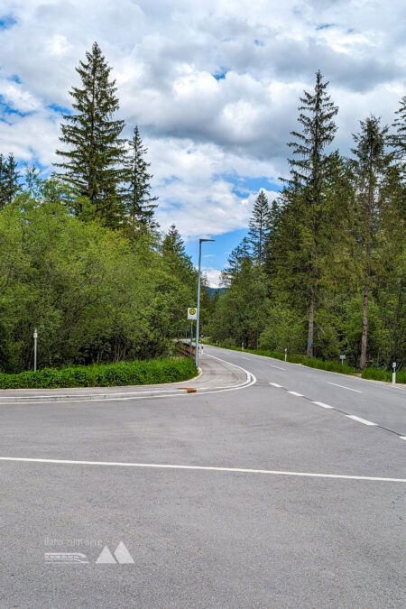 Am Hauptbahnhof Berchtesgaden warten wir auf den Bus, der uns zum Hintersee bringt; Die Bushaltestelle “Auzinger”. Hier steigen wir aus. Fotos: Maresa Brandner