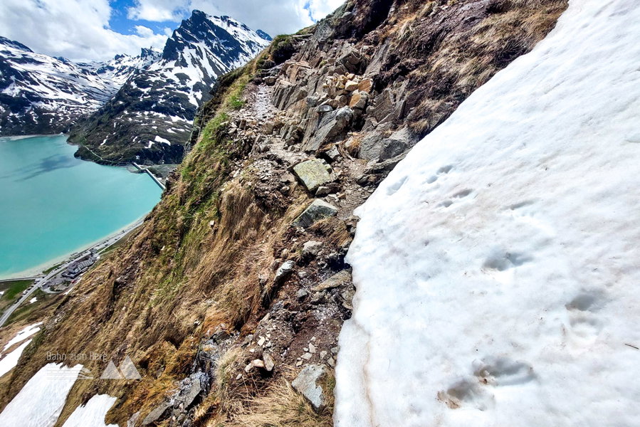 Schmale Wegpassage neben einem Altschneefeld. Foto: Alice Frischherz