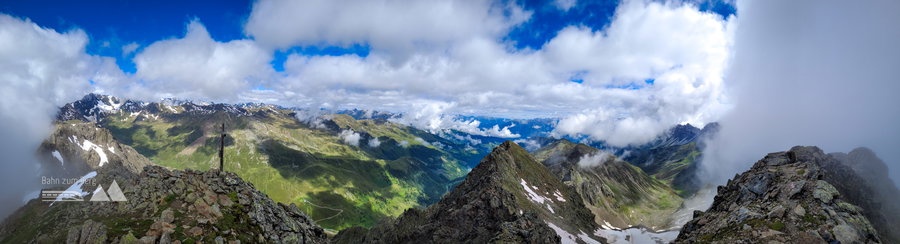 Blick vom Schwarzhorn (2.812 Meter) ins Sellrain. Auf der Stubaier Seite steht eine Wolkenwand. Foto: Konrad Gwiggner
