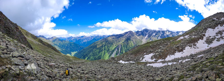 Ausblick ins Oberbergtal, in die Stubaier mit der Serles im Hintergrund. Foto: Konrad Gwiggner