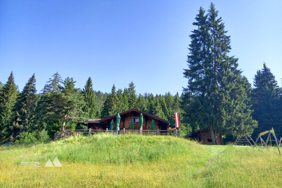 Bürgerbergalm mit großem Spielplatz am Waldrand. Foto: Martina Friesenbichler