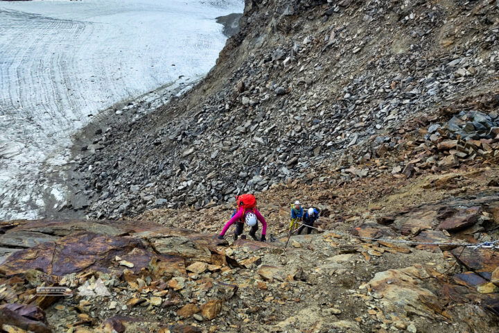 Nach dem Gletscher führt der Lübecker Weg am Grat. Fotos: Simon Widy