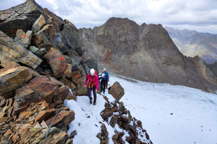 Nach dem Gletscher führt der Lübecker Weg am Grat. Fotos: Simon Widy