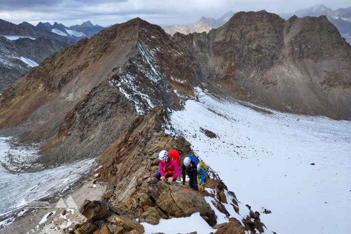 Nach dem Gletscher führt der Lübecker Weg am Grat. Fotos: Simon Widy