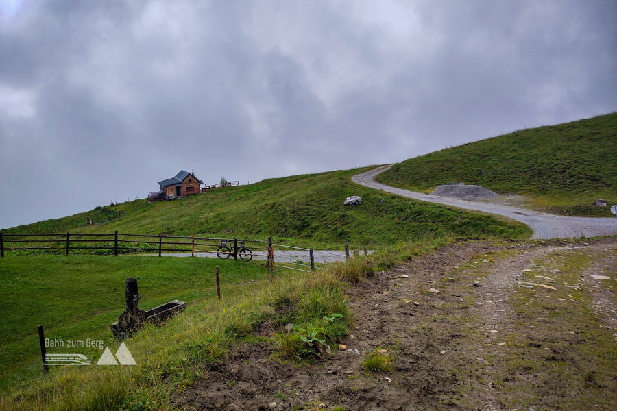 Gadaunerer Hochalmen – das Rad darf sich nach 1200 Höhenmetern ausruhen. Foto: Karl Plohovich