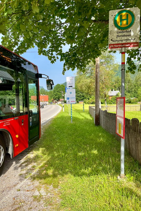 Der Bus bringt uns zum Forsthaus Linderhof, zum Schloss sind es von dort nur ein paar Minuten. Foto: Fabian Lindner, POW DE