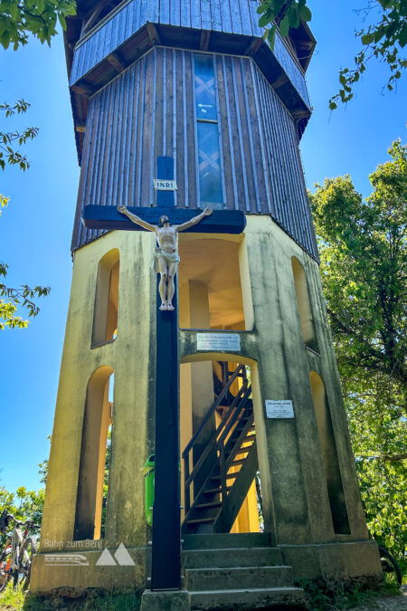 Die nach Norden exponierte Seite der Kreuzkogelwarte.