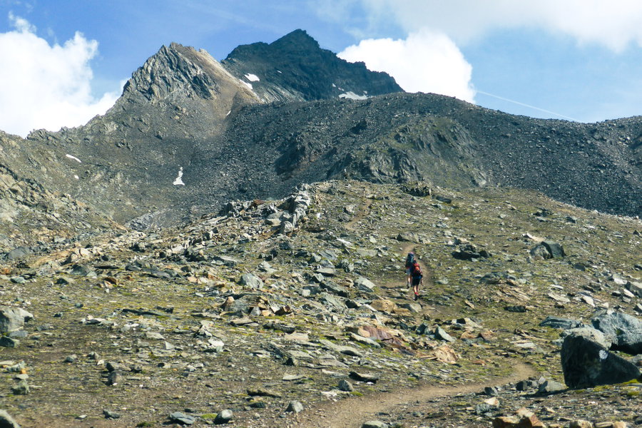 Schon von Weitem sieht man den Wegverlauf auf die Weißspitze. Foto: POW AT