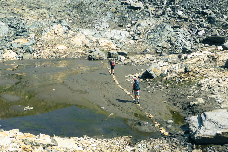 Kurz vor dem Wallhorntörl queren wir einmal einen kleinen See, der im Hochsommer nicht viel mehr als eine Lacke ist. Foto: POW AT