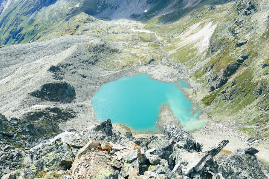 Der Eissee von oben. Im weiteren Verlauf des Abstiegs kommen wir von links zum See. Foto: Anna, POW AT.