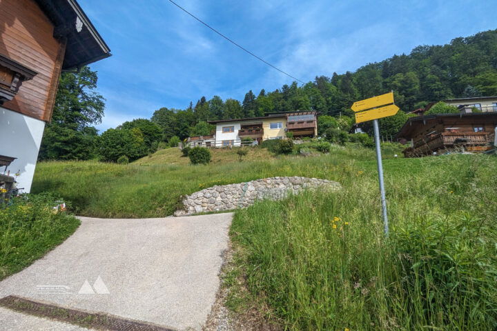 Zwischendrin folgt man einer asphaltierten Nebenstraße. Fotos: Maresa Brandner